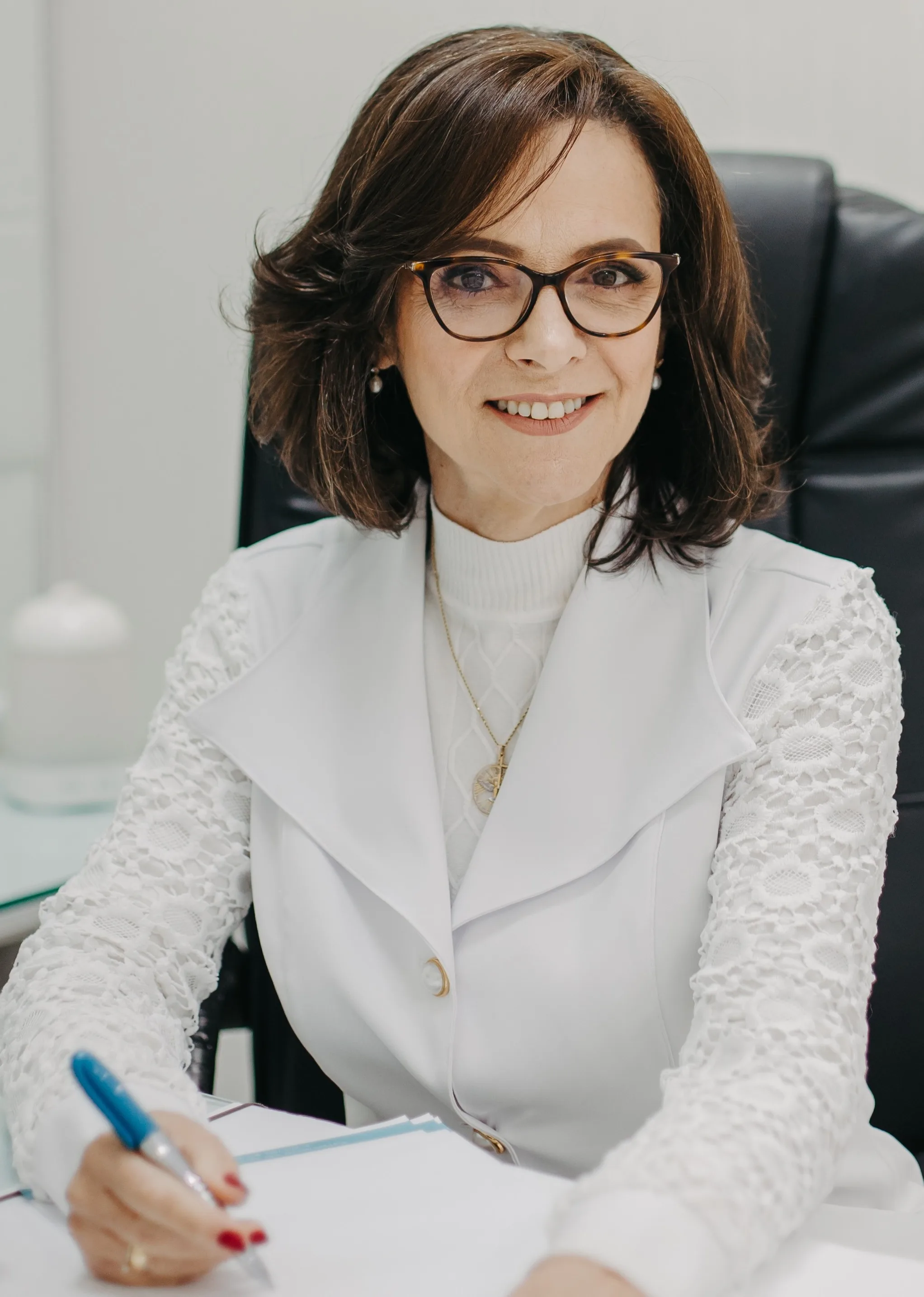 Dra. Marta Burlamaqui, médica pediatra, em seu consultório